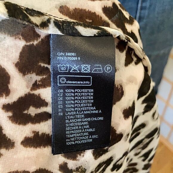 3/$20 H&M Sleeveless Cheeta Print Buttondown - Picture 8 of 8